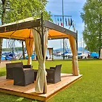 Yachthotel Chiemsee Gmbh מלון