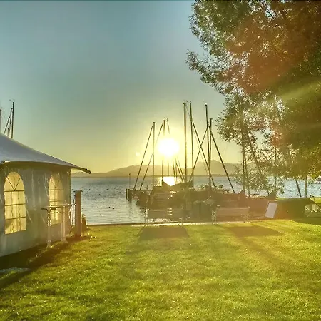 Yachthotel Chiemsee Gmbh מלון